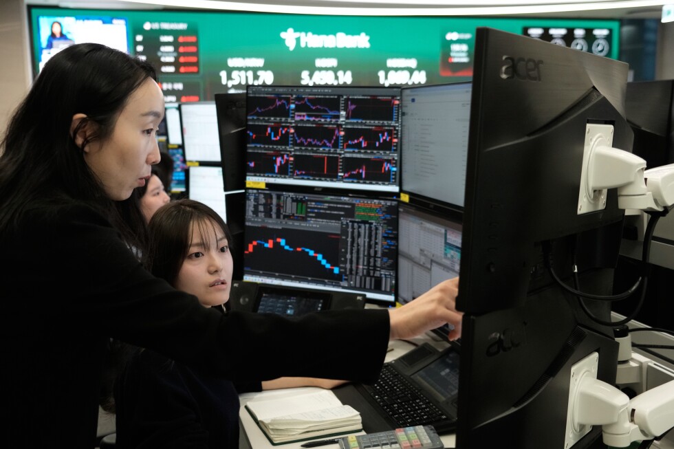 Asian markets gain while oil prices keep rising