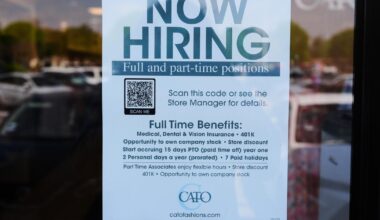 Jobless filings fall as layoffs remain low despite the uncertainty of the Iran war