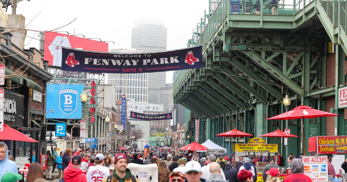 Fenway Faithful welcome Red Sox for home opener