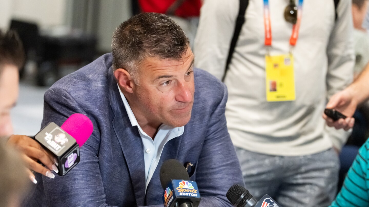Mike Vrabel calls characterization of photos with reporter "laughable"