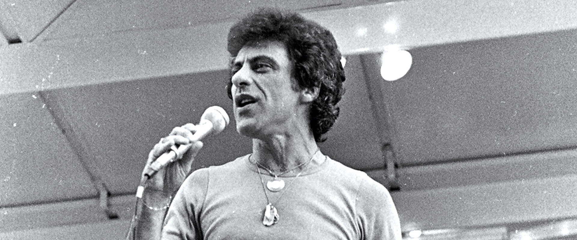 Remembering When Frankie Valli Had To Muscle His Way Back Into the Four Seasons in 1975
