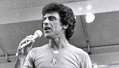 Remembering When Frankie Valli Had To Muscle His Way Back Into the Four Seasons in 1975