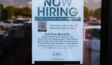 US jobless aid filings fall to 202,000 as layoffs remain low despite uncertainty