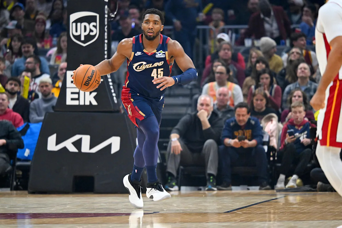 Donovan Mitchell receives end-of-season award