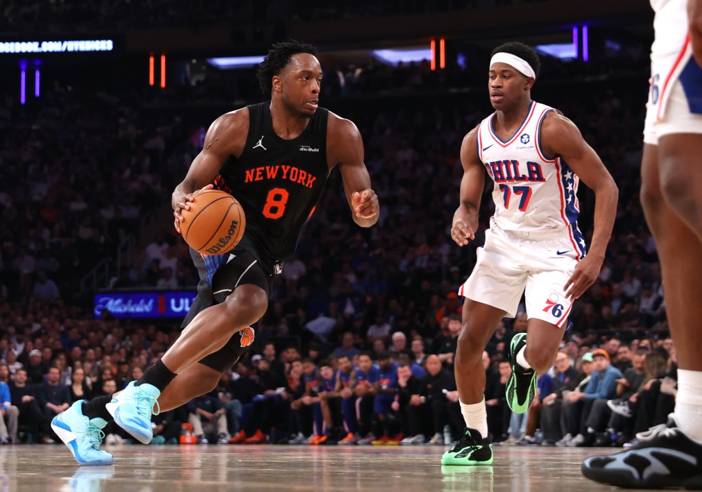 New York Knicks forward Og Anunoby #8 drives to the basket as Philadelphia 76ers guard Vj Edgecombe #77 gives chase during the third quarter.
