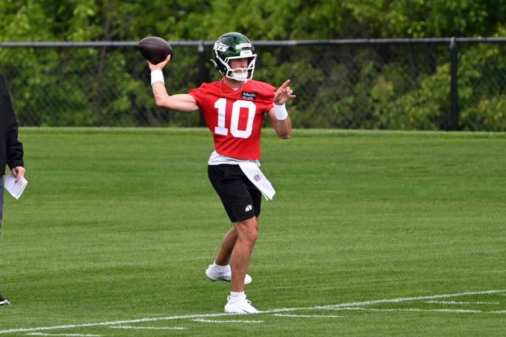 Jets quarterback Cade Klubnik (10) throws during the Jets rookie minicamp in Florham Park, NJ. 