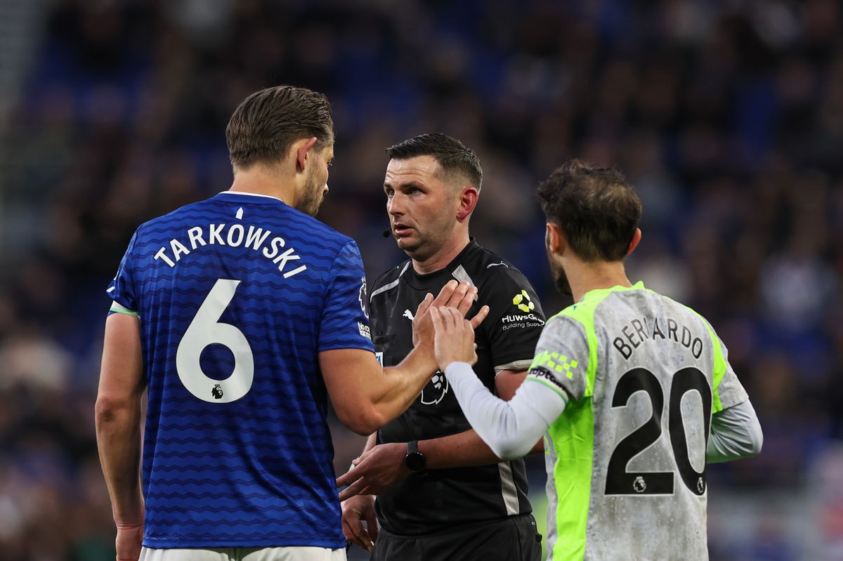 Manchester City's Bernardo Silva has since been confirmed to have been wrongly adjudged not to have made a foul against Everton in a blow to Arsenal