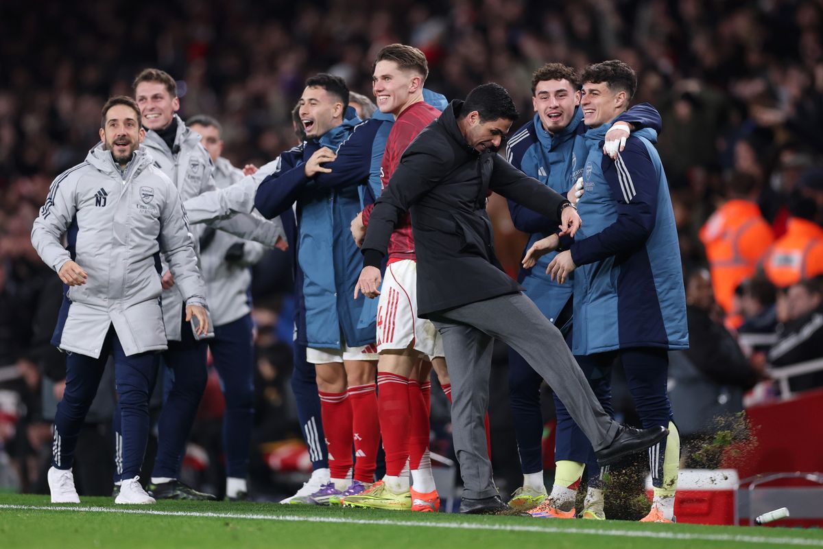 Mikel Arteta 'celebrates against Wolves'