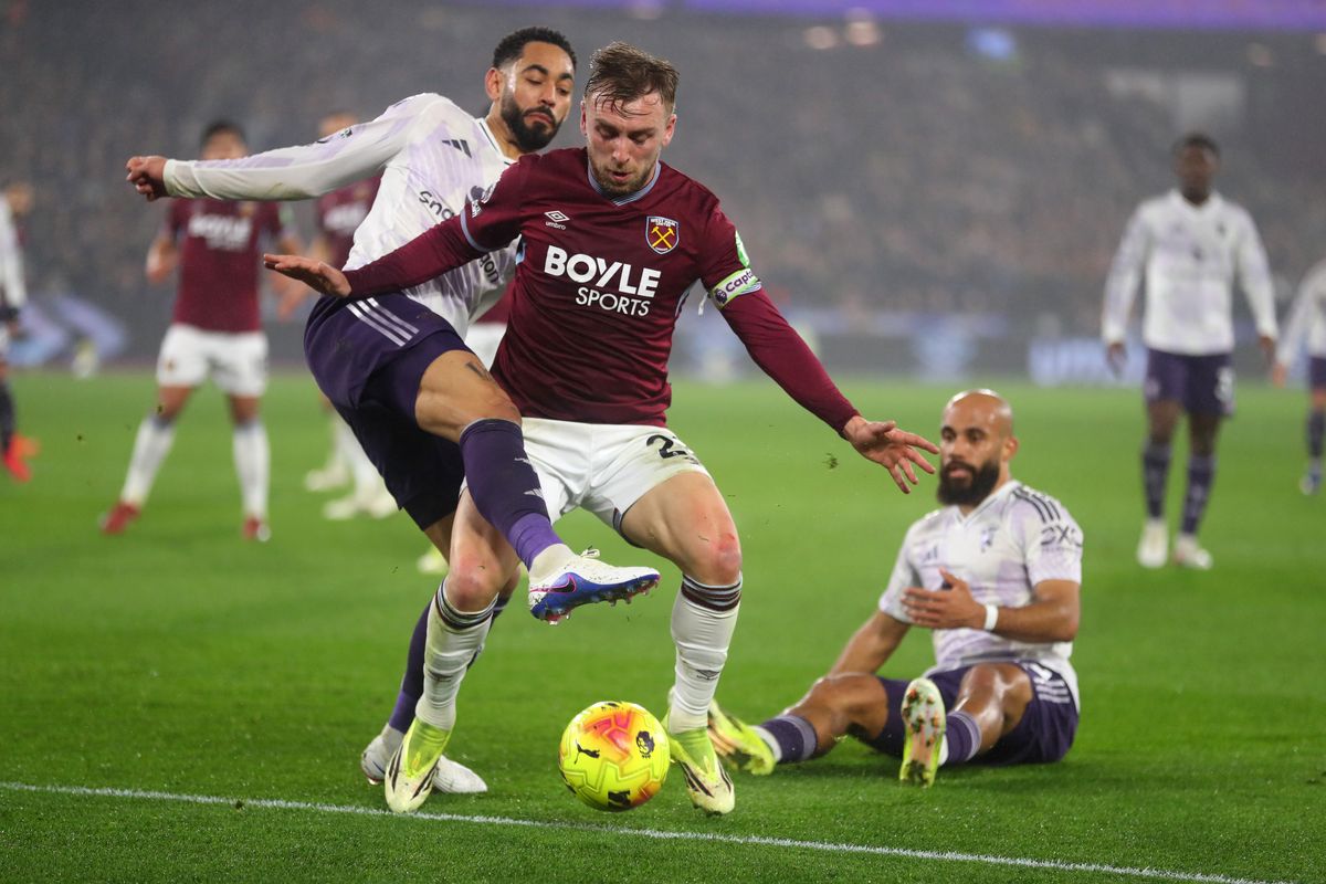 Matheus Cunha of Manchester United and Jarrod Bowen of West Ham United during the Premier League match between West Ham United and Manchester United at London Stadium on February 10, 2026 in London, United Kingdom