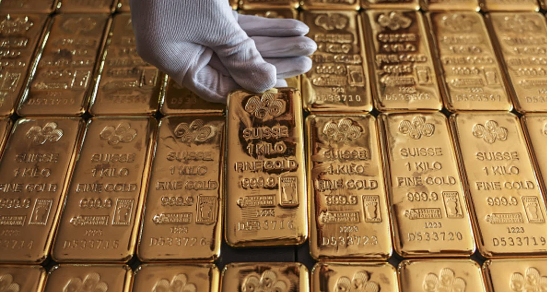 Gold gains as dollar weakens; investors focus on U.S.-Iran peace deal prospects