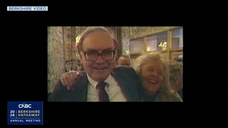 Berkshire's annual meeting kicks off with an homage to Buffett