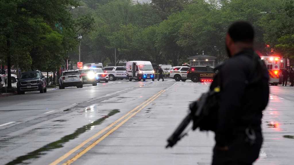 Suspect dead after opening fire near White House