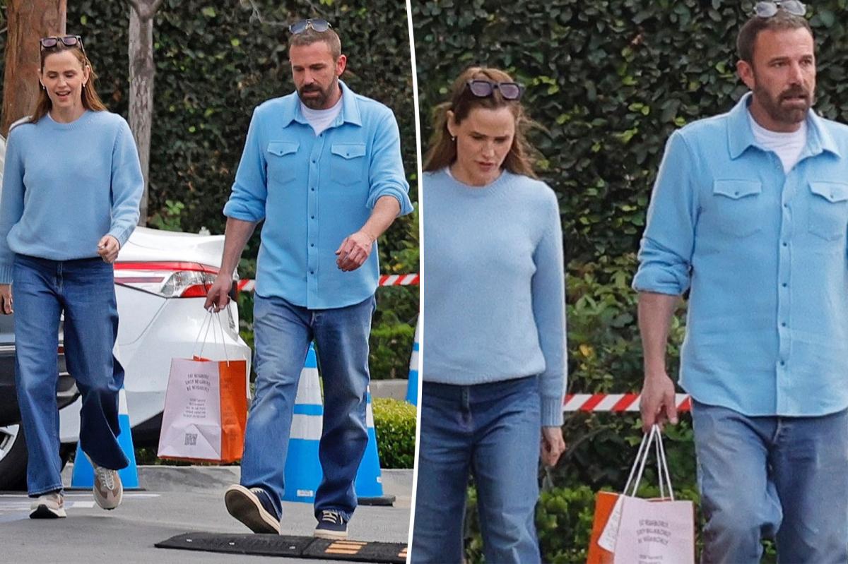Exes Ben Affleck, Jennifer Garner match in blue on LA outing