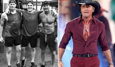 Tim McGraw displays ripped abs in photo with his brothers