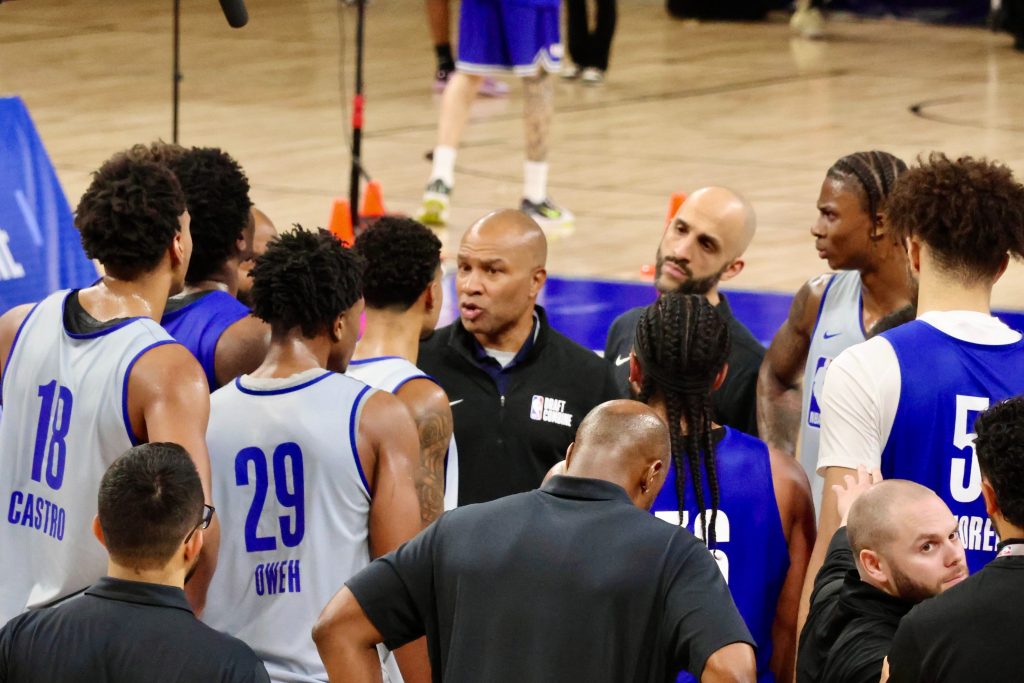 Derek Fisher huddles with players before they split for the shooting drills. (Kevin Lu/MEDILL) 