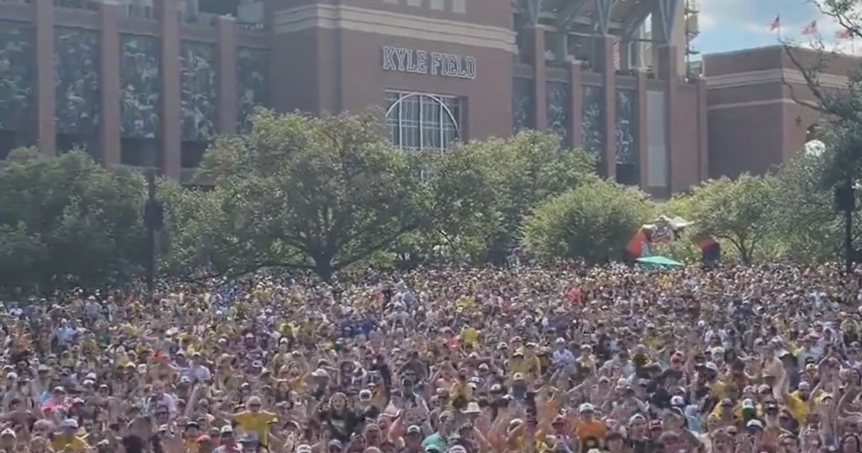 Savannah Bananas draw 102,000 fans at Texas A&M Kyle Field