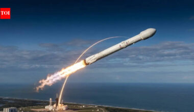 Why do rockets curve after launch instead of going straight? The reason is surprising |