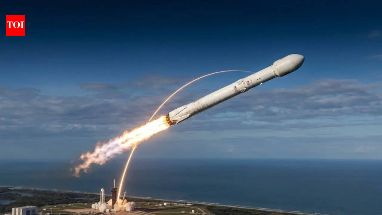 Why do rockets curve after launch instead of going straight? The reason is surprising |