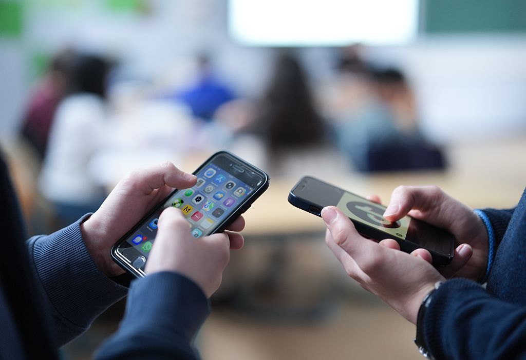 Why a plan to ban cellphones in all Connecticut schools fell apart