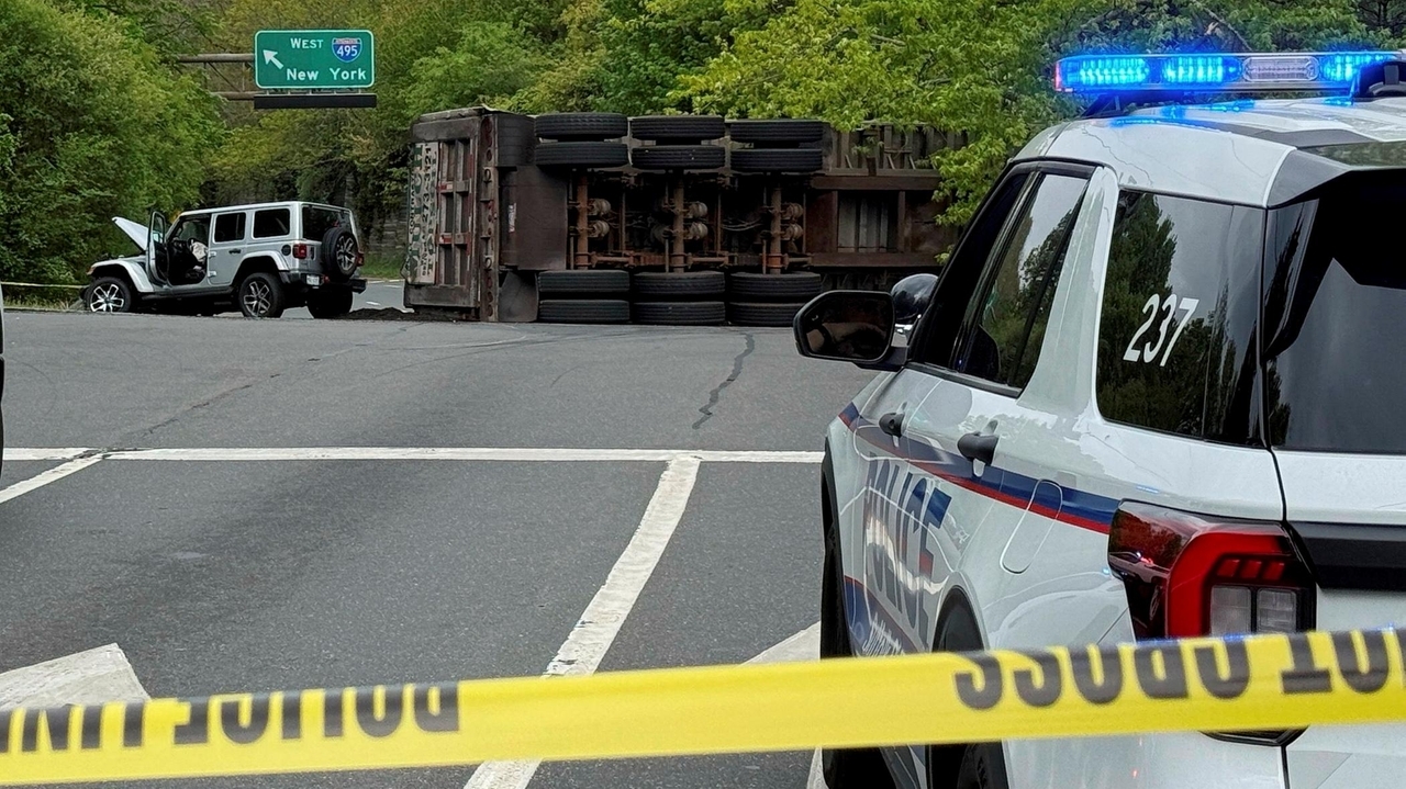 LIE North Service Road in Melville closed due to crash