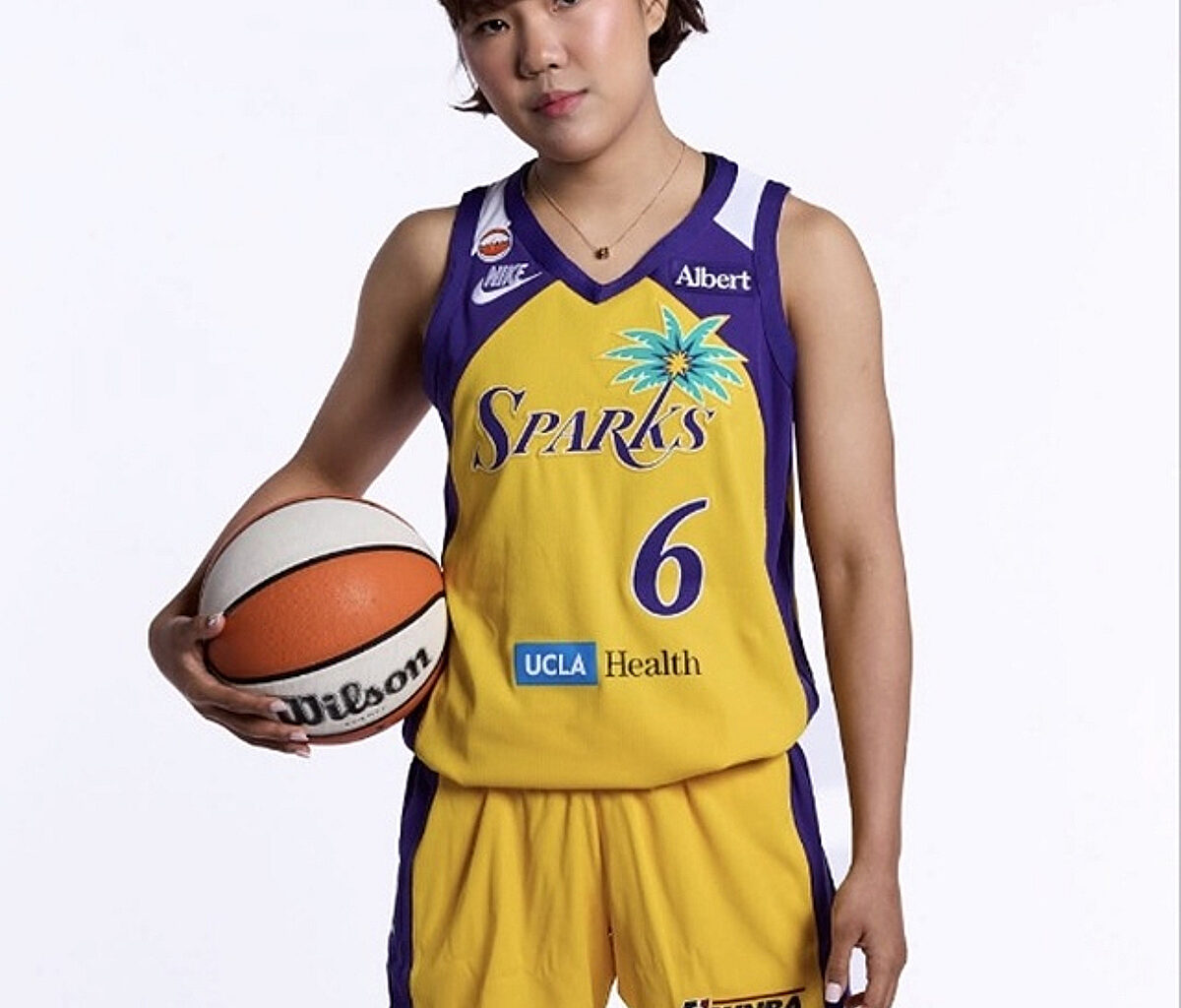 'Third Korean in History' Park Ji-hyun Makes Dream WNBA Debut... 1 Minute 52 Seconds in Opening Game