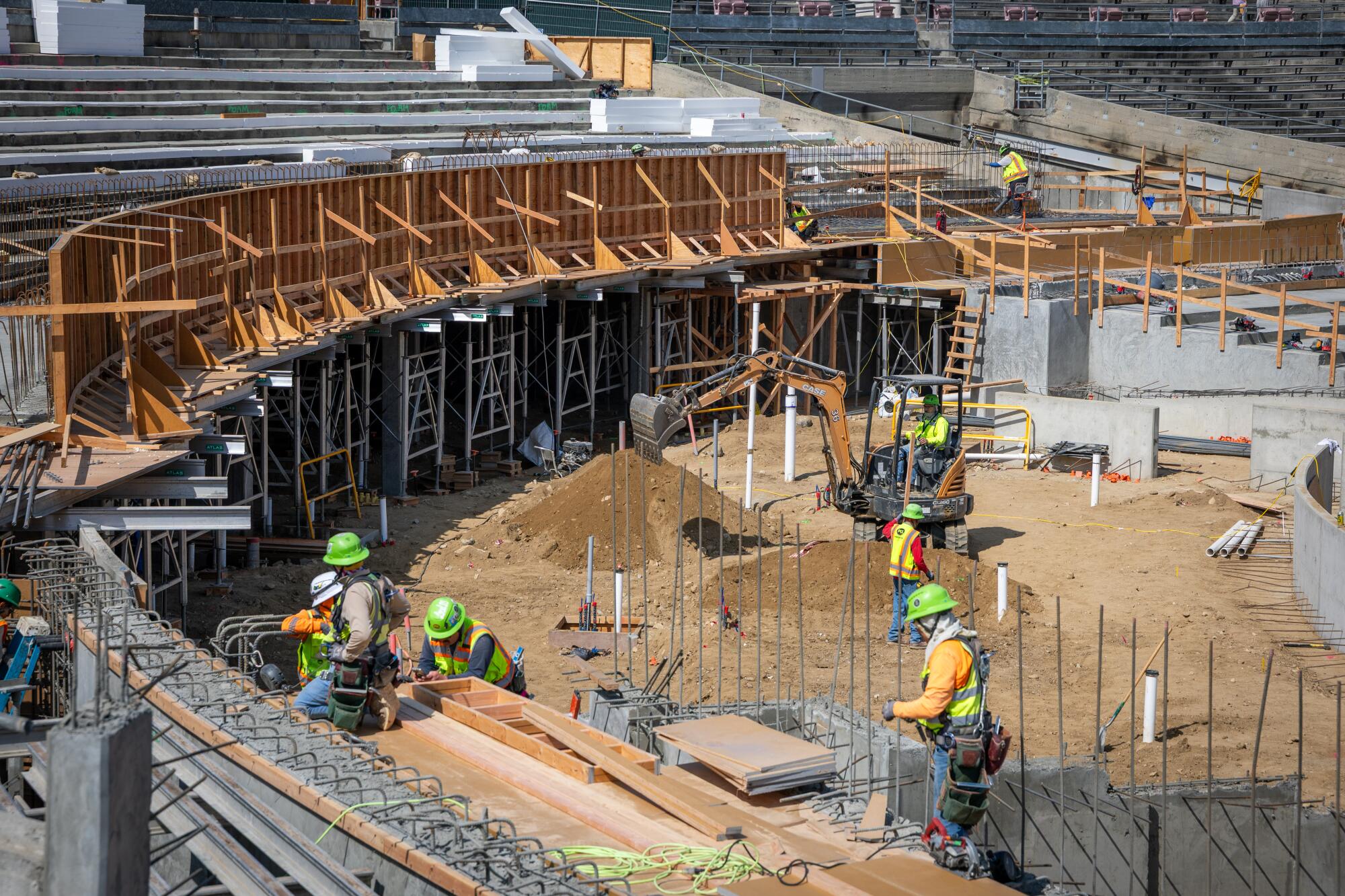 A field-level club featuring roughly 1,000 seats is under construction on the south side of the Rose Bowl.