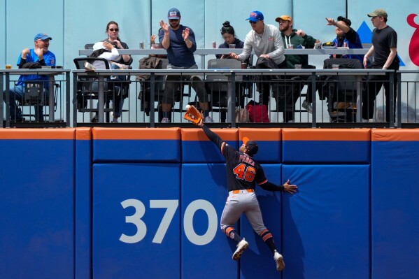 Detroit Tigers center fielder Wenceel Perez (46) fails to catch a two-run home run ball hit by New York Mets' Brett Baty during the fourth inning of a baseball game, Thursday, May 14, 2026, in New York. (AP Photo/Yuki Iwamura)
