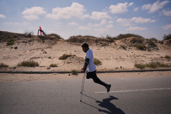A Palestinian amputee runner takes part in the 2-kilometer Palestine Marathon along the coastal road near Nuseirat in the central Gaza Strip, Friday, May 8, 2026. (AP Photo/Abdel Kareem Hana)