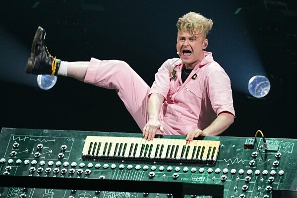 Look Mum No Computer from United Kingdom performs the song "Eins, Zwei, Drei" during the Grand Final of the 70th Eurovision Song Contest in Vienna, Austria, Saturday, May 16, 2026. (AP Photo/Martin Meissner)