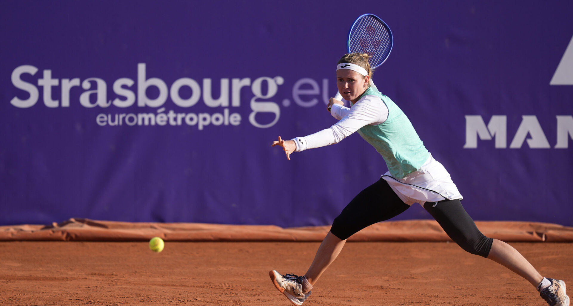 Bouzkova defeats Siniakova for first time in all-Czech derby in Strasbourg