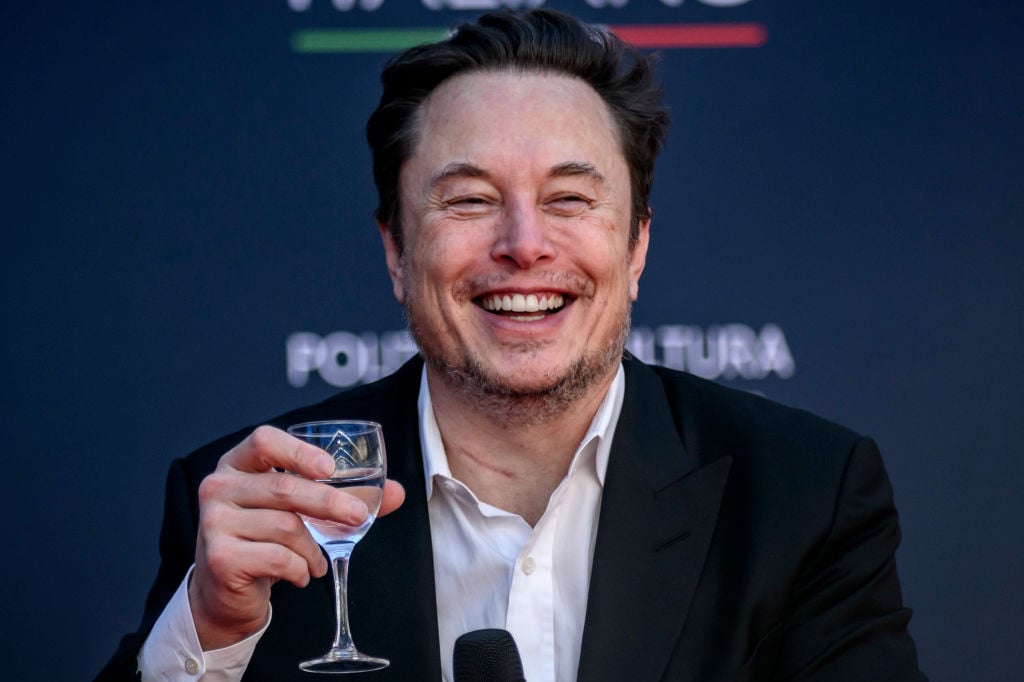 Celebrity Net Worth logo