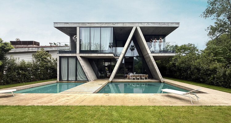 The Gable Villa / Next Office–Alireza Taghaboni - Image 2 of 17