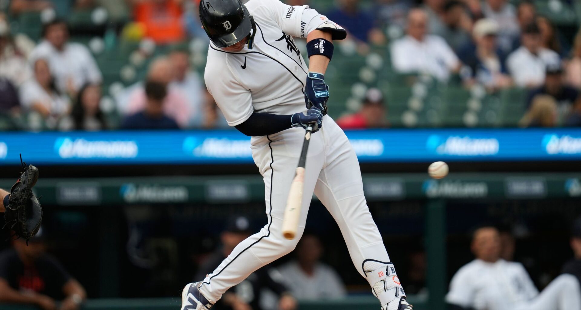 Guardians survive a ninth-inning scare to beat the Tigers 4-3 for a fourth straight win