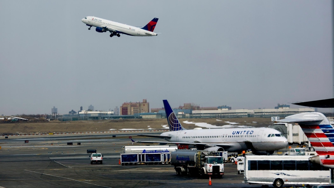 Sinkhole closes runway at LaGuardia Airport