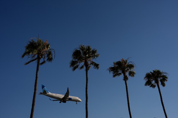 A United Airlines passenger jet approaches Los Angeles International Airport in Los Angeles, Wednesday, May 20, 2026. (AP Photo/Jae C. Hong)