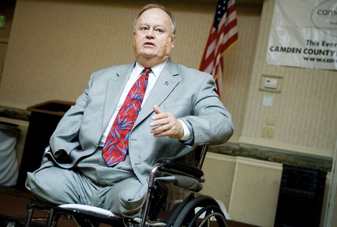 Former U.S. Sen. Max Cleland, D-Ga., speaks on Oct. 31, 2006 in Cherry Hill, N.J.