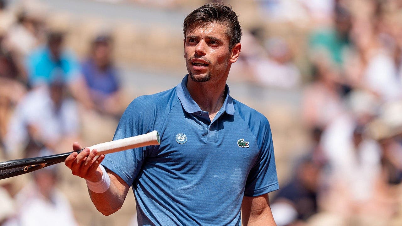 French Open player begs umpire for emergency bathroom break on court