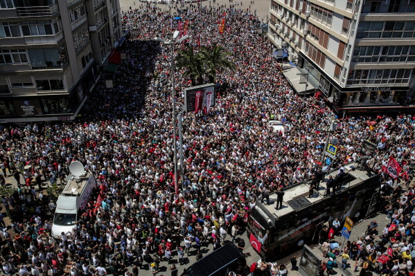 Supporters of Turkey's main opposition Republican People's Party (CHP) listen to speeches by deposed leader Ozgur Ozel during a rally in Izmir, Turkey, Tuesday, May 26, 2026. (AP Photo/Erdem Sahin)