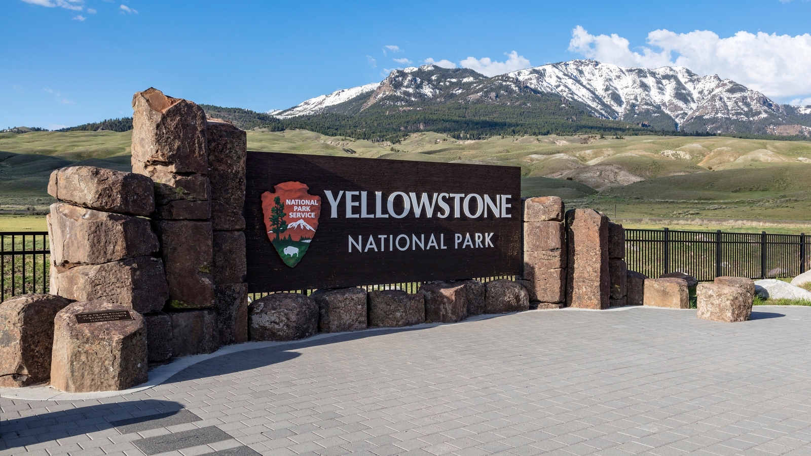 Yellowstone National Park, Wyoming news: Bear attack injures two hikers on Mystic Falls Trail near Old Faithful geyser