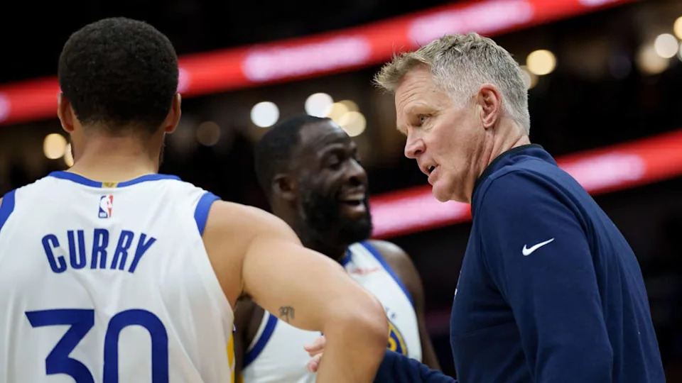 Golden State Warriors head coach Steve Kerr talks to guard <a class="link " href="https://sports.yahoo.com/nba/players/4612/" data-i13n="sec:content-canvas;subsec:anchor_text;elm:context_link" data-ylk="slk:Stephen Curry;sec:content-canvas;subsec:anchor_text;elm:context_link;itc:0" data-yga="{"yLinkElement":"context_link","yModuleName":"content-canvas","yLinkText":"Stephen Curry","ySubModuleName":"anchor_text","yHasCommerce":false}">Stephen Curry</a> (30) and forward Draymond Green (23).© Matthew Hinton-Imagn Images
