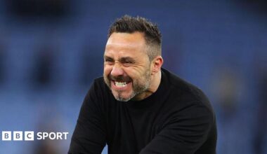 Tottenham manager Roberto de Zerbi celebrates after the win at Aston Villa