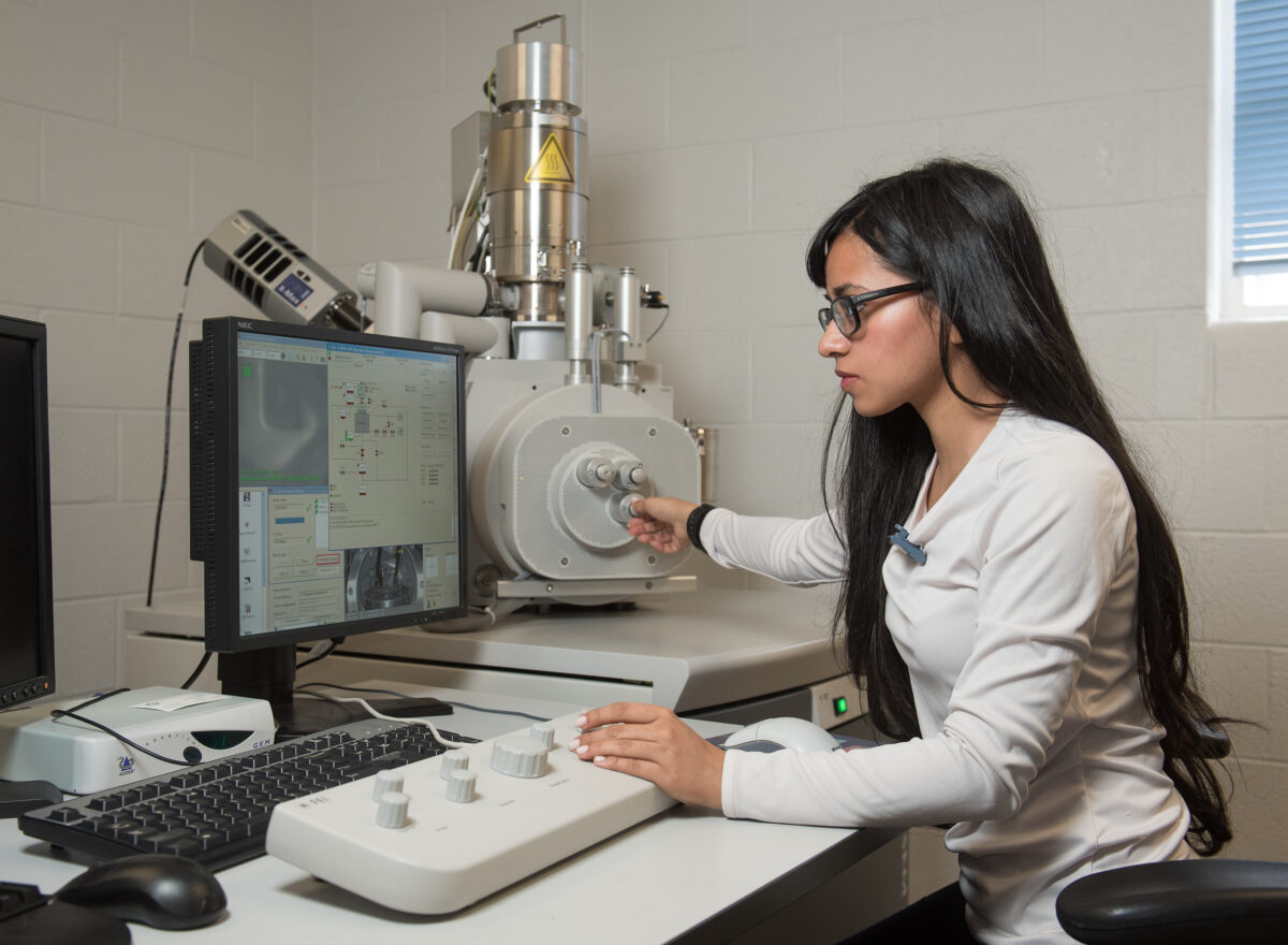 Priyashini Ghosh operating a scanning electron microscope