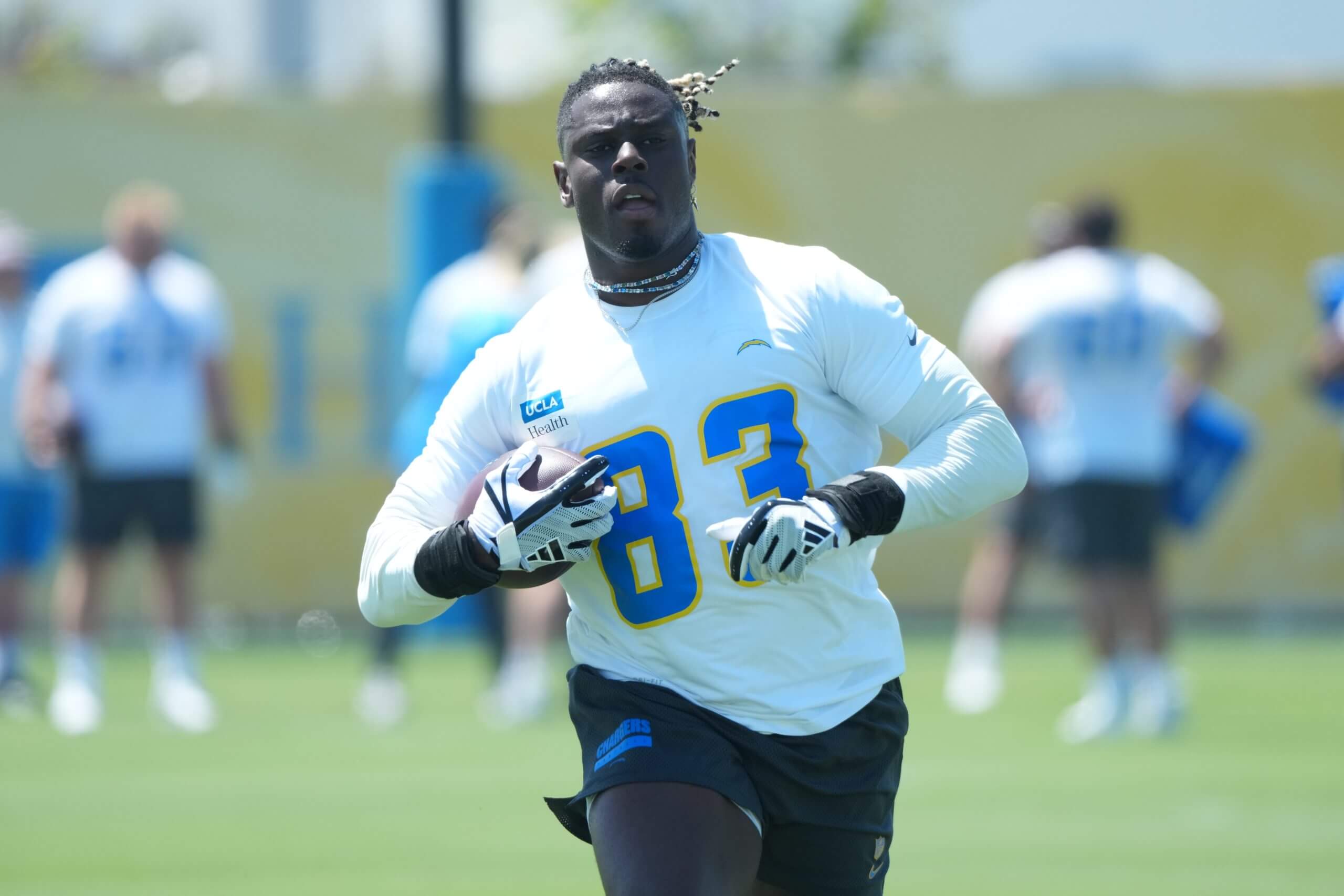 Los Angeles Chargers tight end David Njoku (83) carries the ball during offseason workouts at The Bolt.