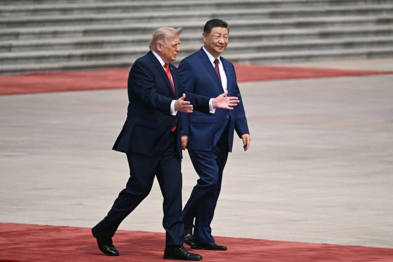 US President Donald Trump (L) takes part in a welcome ceremony with China's President Xi Jinping at the Great Hall of the People in Beijing (Brendan SMIALOWSKI)