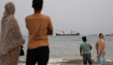 Live - Iran downplays deal hopes as Pakistan pushes talks and US weighs strikes