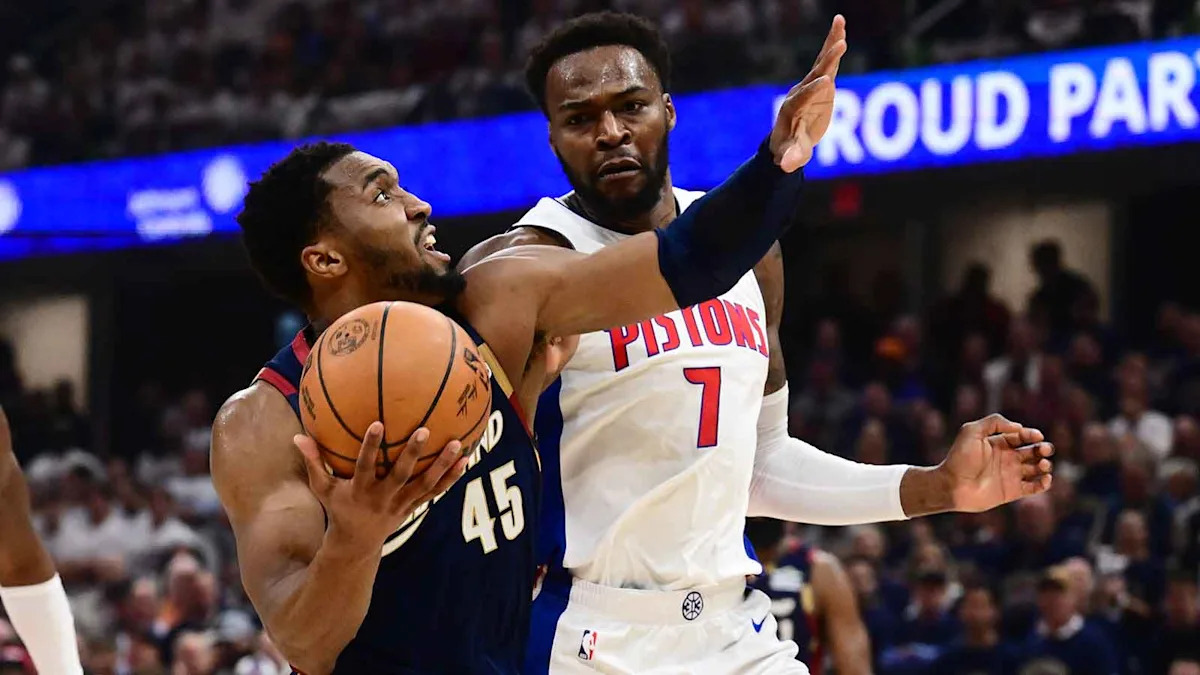 Donovan Mitchell turns ankle on photographer’s shoe vs. Pistons