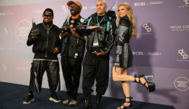 Fergie reunites with Black Eyed Peas on stage at American Music Awards