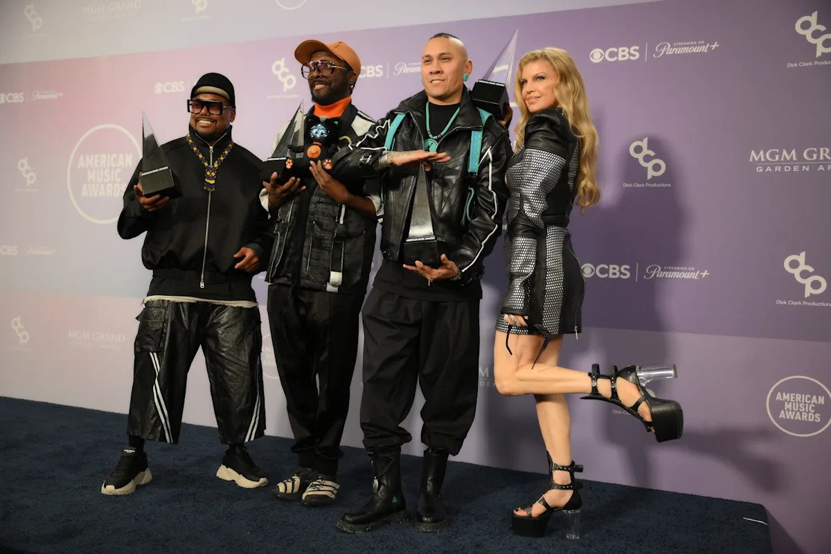 Fergie reunites with Black Eyed Peas on stage at American Music Awards