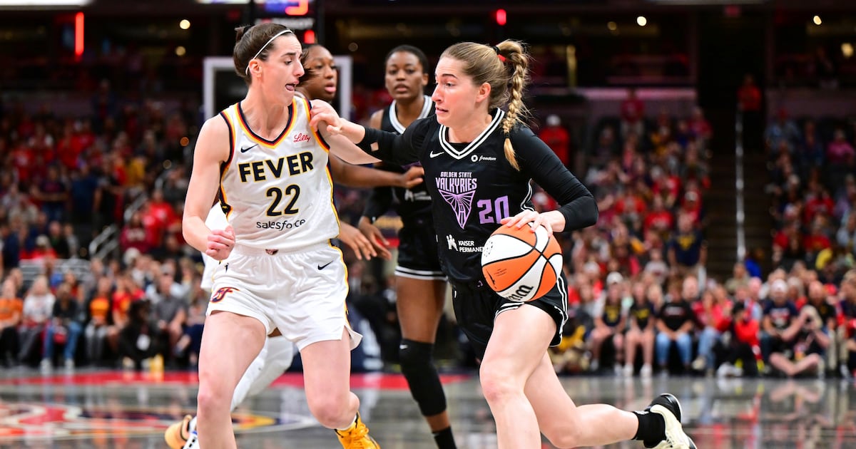 Los Angeles Sparks sign Kate Martin to player development deal