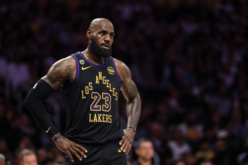 Dave Portnoy launches vicious rant on LeBron James’ Lakers career by comparing him to Michael Jordan’s rivals
